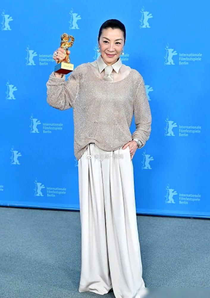 杨澜身家百亿，2001年戴颗珍珠就让全世界闭嘴，现在却被指责连299块的课都要“