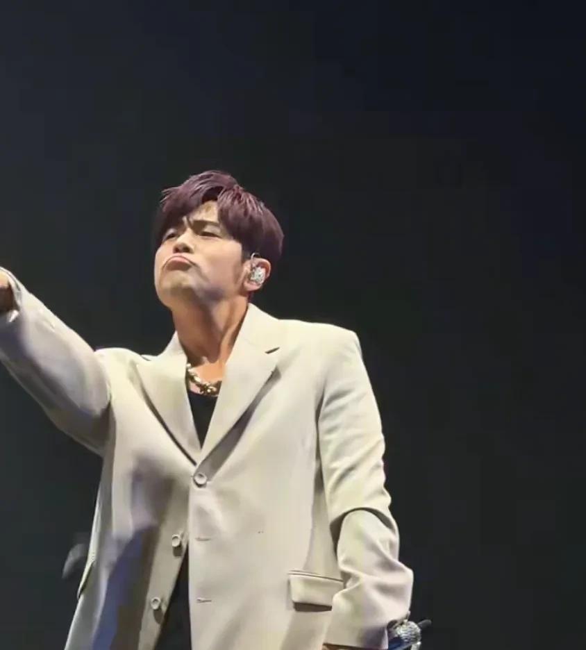 “青鸟”组织骂周杰伦，叫杰伦不要用台湾的“健保”，永远不要回去台湾。首先声明一