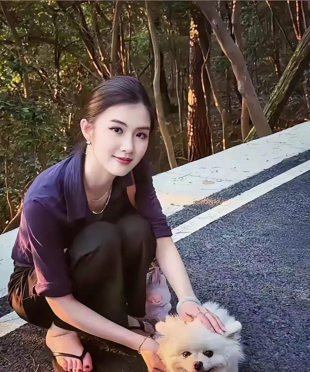 脚丫子肉肉的好有福气。