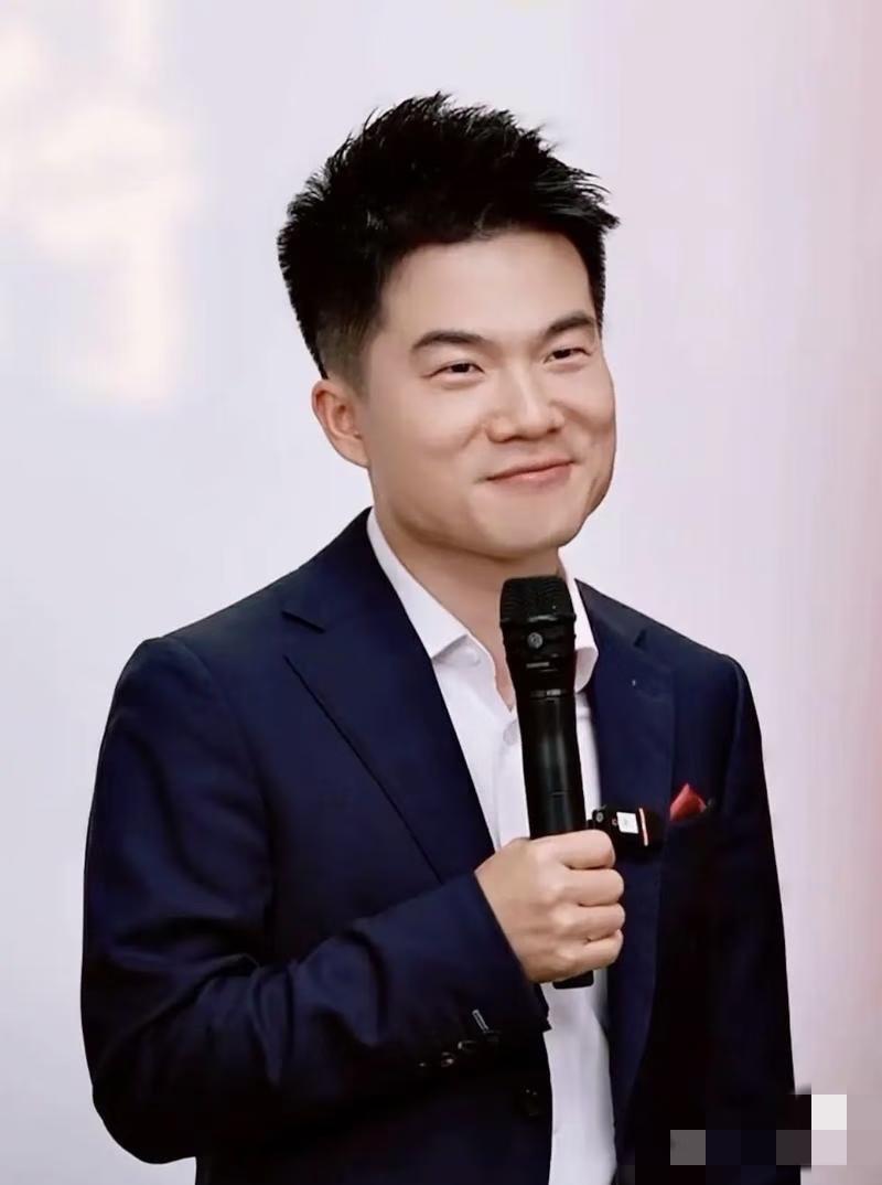 董宇辉深夜停播带货，暖心回应家长困惑：孩子因手机与母亲争吵反锁房门，让他想起学生