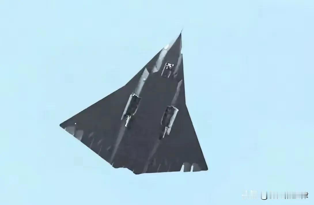杜文龙点评歼-36：一旦开启空中加油测试，就早已跨过外形验证阶段，进度超出想象