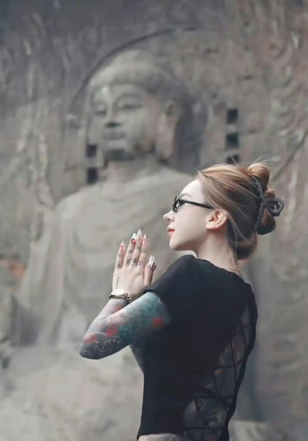 会有人穿成这样去拜佛吗？？感觉不太好