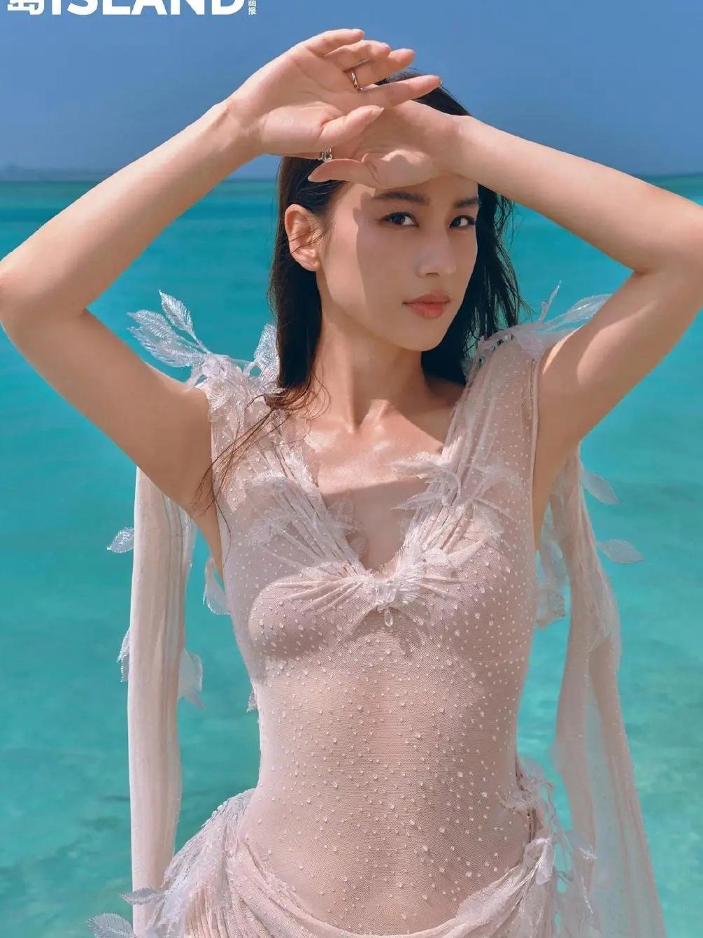 黄圣依以一袭三层叠穿透视裙惊艳亮相，东方骨相与成熟韵味碰撞出高级性感，将