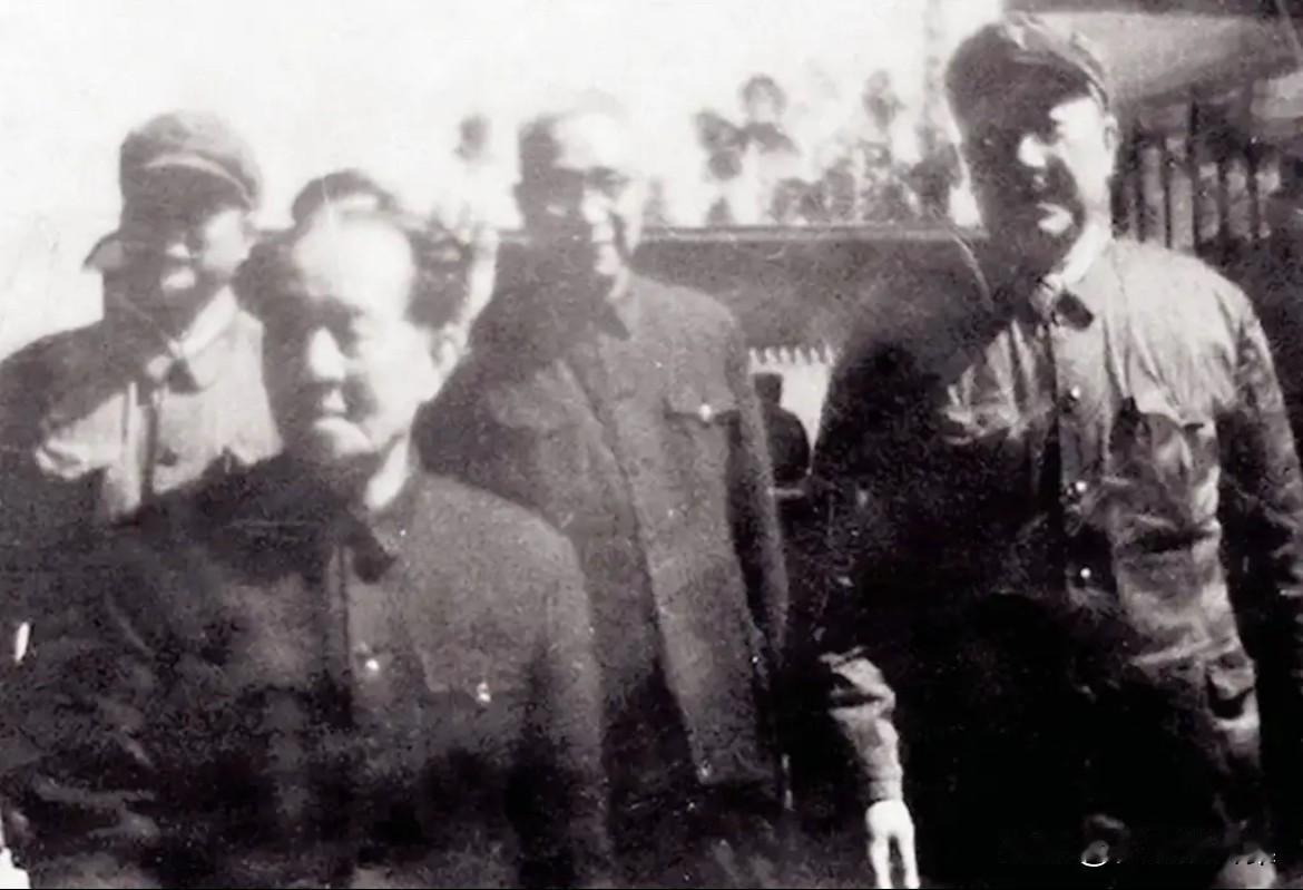 1984年12月，胡耀邦同志与11军军长廖锡龙（左一）、11军政委曲明耀（右一）