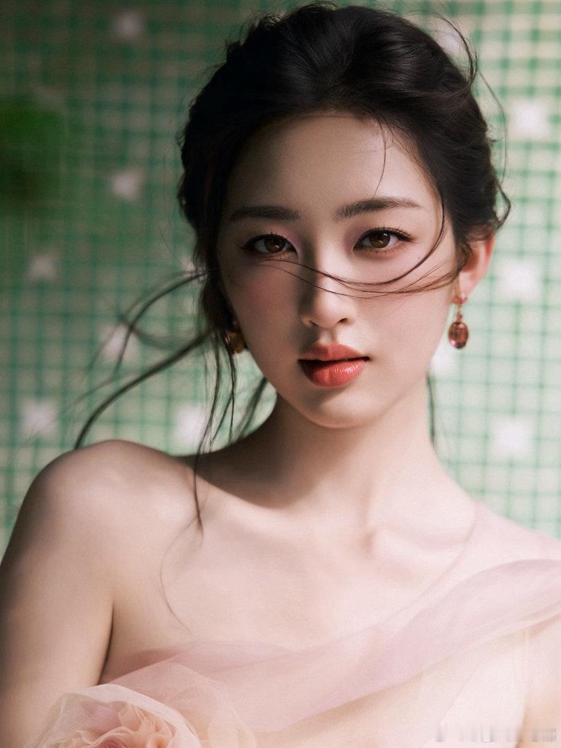 邓恩熙红毯造型好明媚的生命力红毯定格绝美瞬间，配色柔和适配少女，灵动神情元气满满