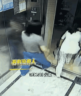 5月15日，安徽一小区母女俩乘坐电梯到达31层后，母亲用腿堵住电梯门，女儿出了电