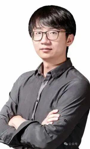 34岁的年轻人接任钉钉CEO。6月11日，在《置身钉内》一文发酵几天后，被称为“