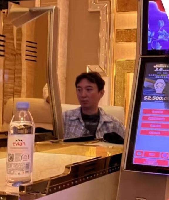 王思聪在澳门永利皇宫被偶遇，他正在大厅玩老虎机，表情很严肃，似乎不是很开心，不知