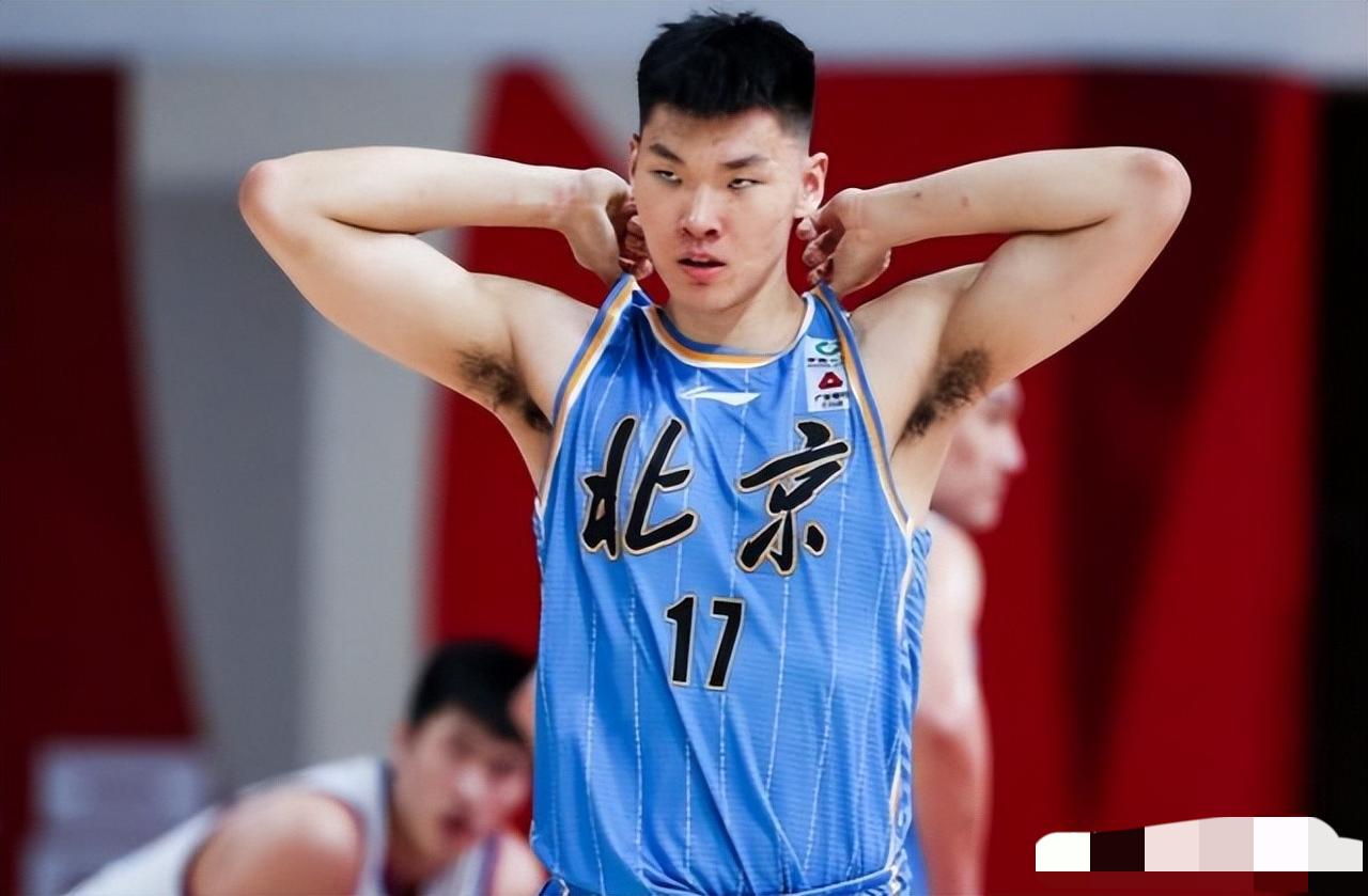 北京男篮输给天津队那事儿，说真的挺让人意外的。教练许利民都懵了，明明上了赵睿和斯