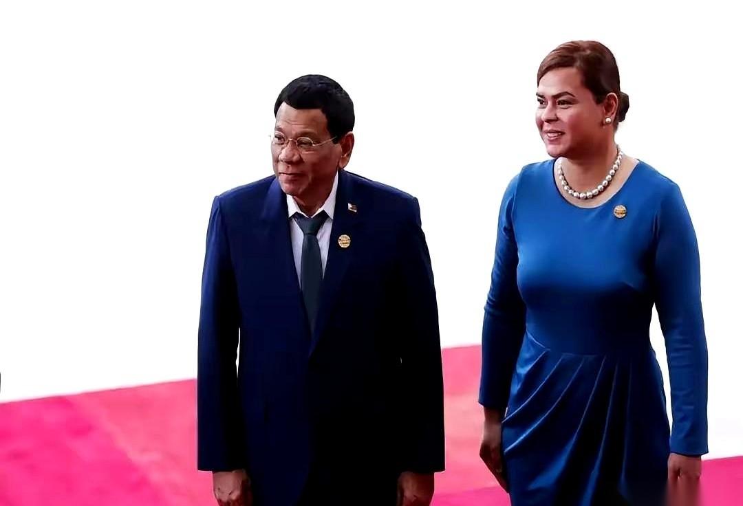 杜特尔特家的天，塌了。老爹在海牙被国际法庭死死按住，三项“反人类罪”，罪名成立