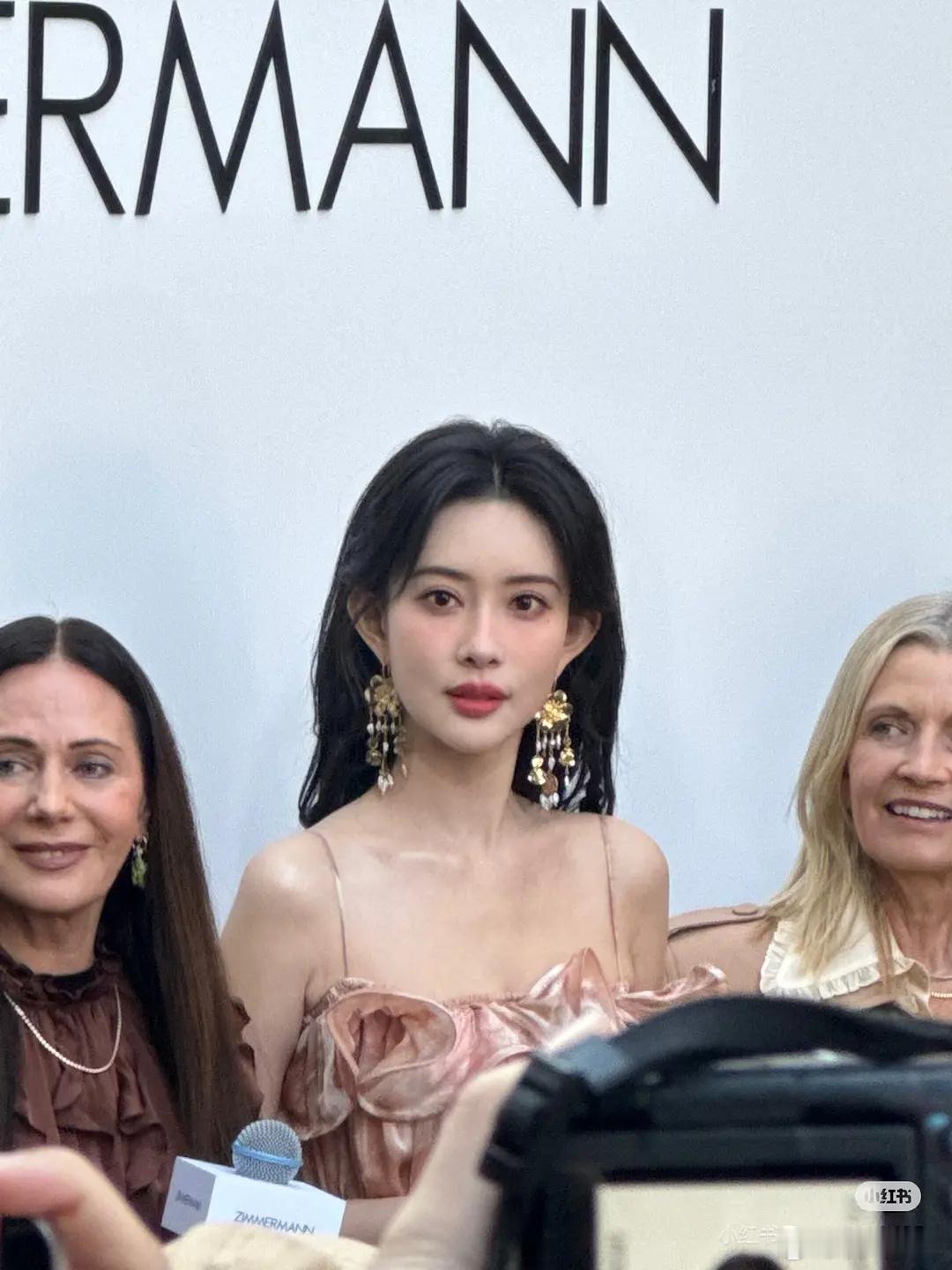 她现在的脸怎么越来越长了