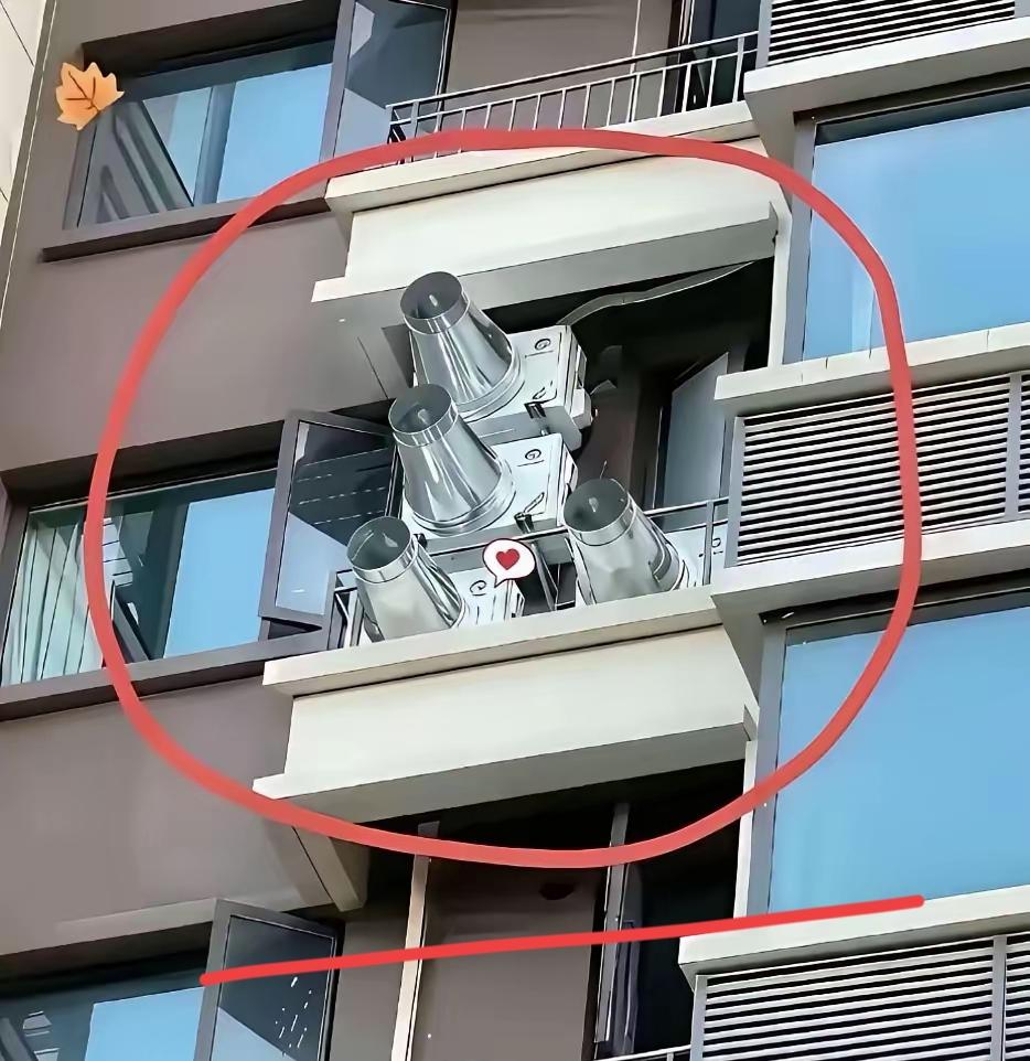安徽，一男子出差回家，感到家里闷热，连忙推开窗户，突然，看见对面住户的墙外安装了