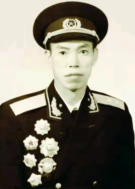 1967年春季，梁兴初升任解放军成都军区司令员。当时他的老首长、四野战友邓华也在