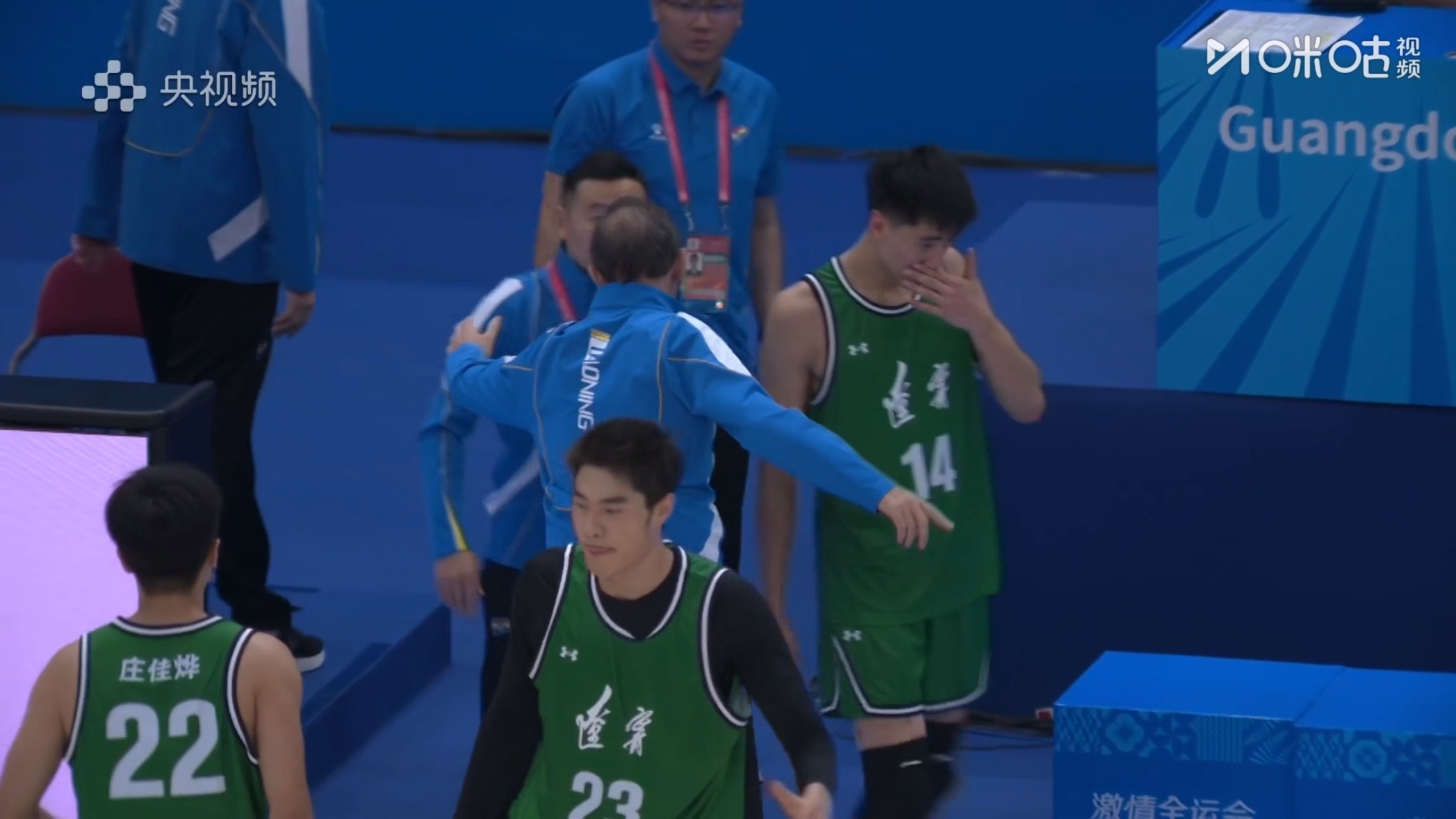 全运会男篮辽宁队u22组大胜福建58分赛后主教练乌戈特意叫着翻译楠哥一同和福建队