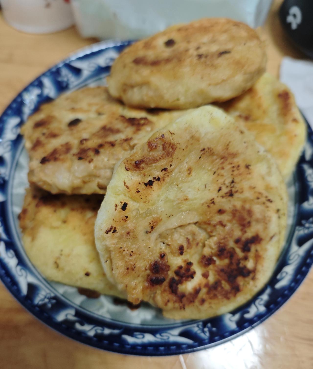 第一次做馅饼，老婆说"不好吃"，我却想给自己颁个"勇气奖"早上五点就醒了，睡