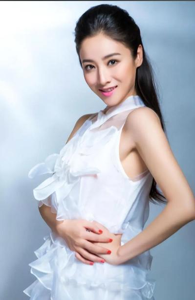 她被张艺谋开除，为了报复张艺谋，她举报了他超生。后来，张艺谋被罚款748万，但张