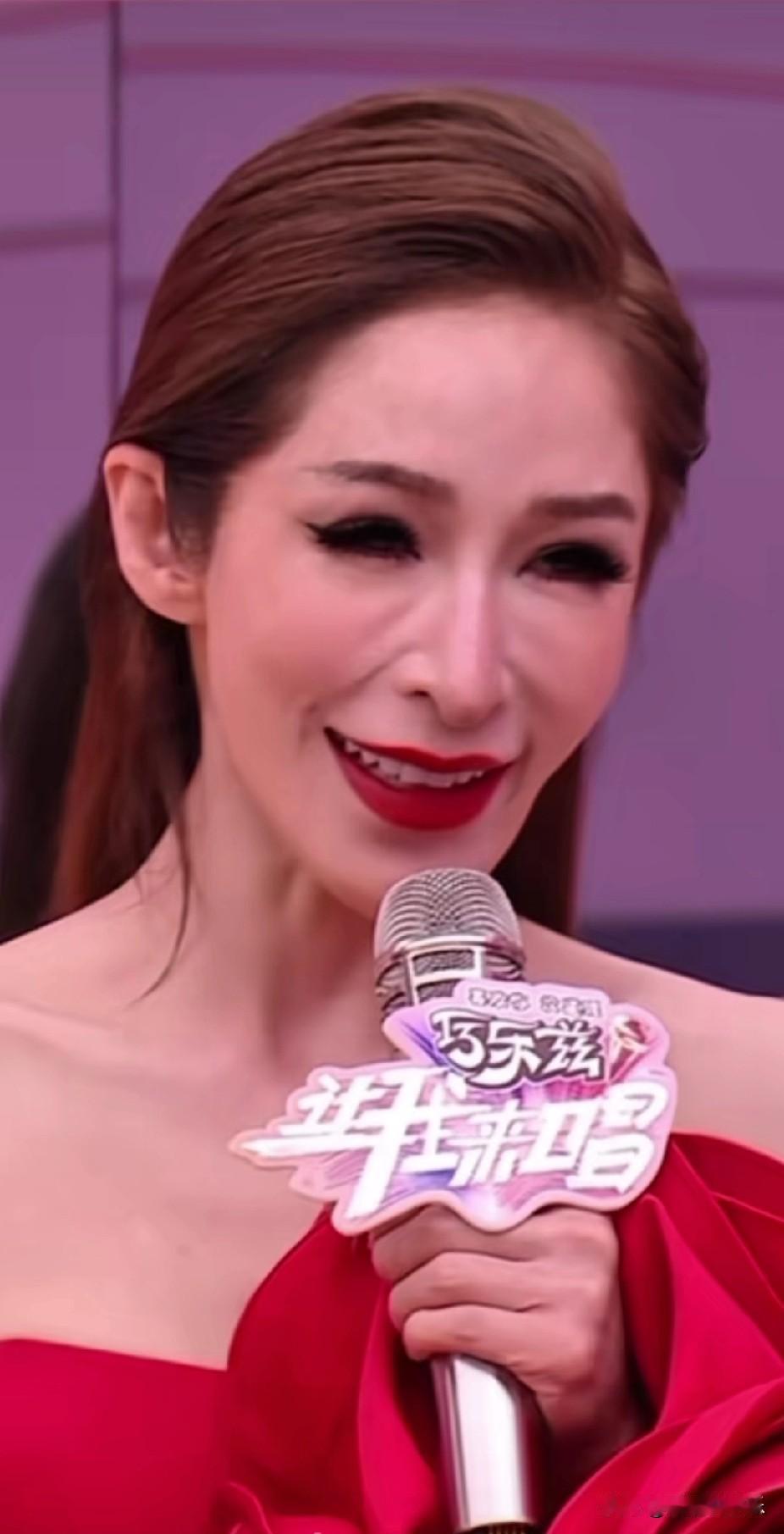 好好的一张脸硬是被医美给毁了，不明白她为啥沉迷于医美，本来脸型和鼻子优越的她