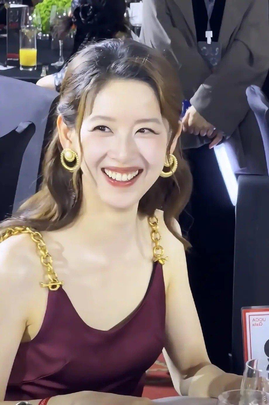 章泽天最大的问题，不是表达空洞和没内涵！是不懂装懂。和郭晶晶完全不是一个档次的，