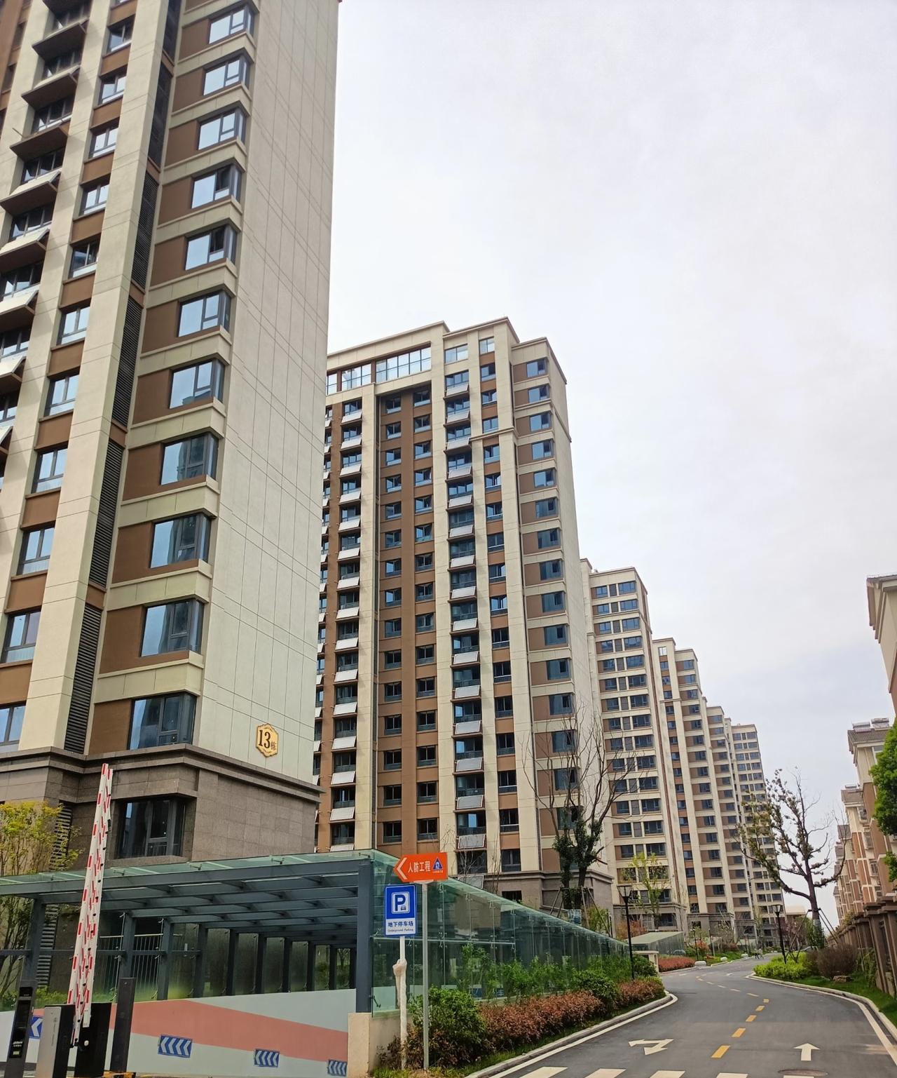 同学家拆迁分了3套房，他卖掉一套，到手70万，他们一家三口自住一套，老两口