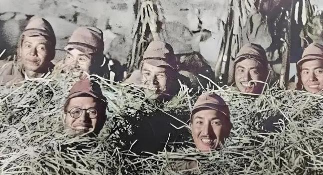 1938年10月，照片上这7个像禽兽一样躲藏在枯草堆的是日军第13师团的士兵，他