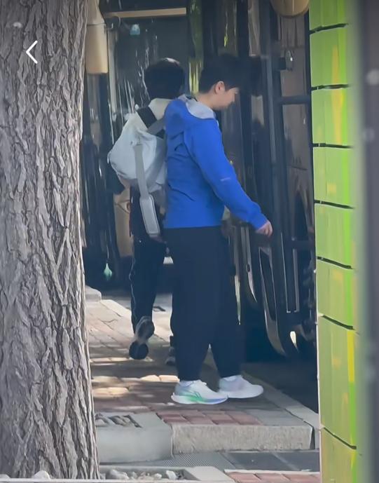 5月10日孙颖莎继续上训中5月10日，一大早，孙颖莎背起训练包上训了！本来