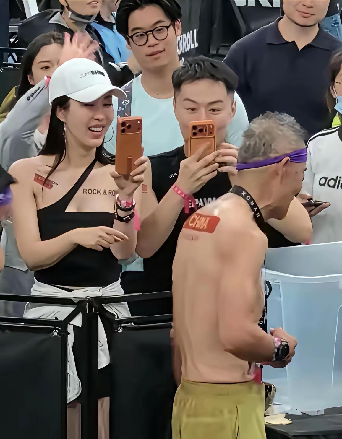 王石又让田朴珺开怀大笑他习惯好想证明自己生怕在小女友面前显老就像一个小孩子