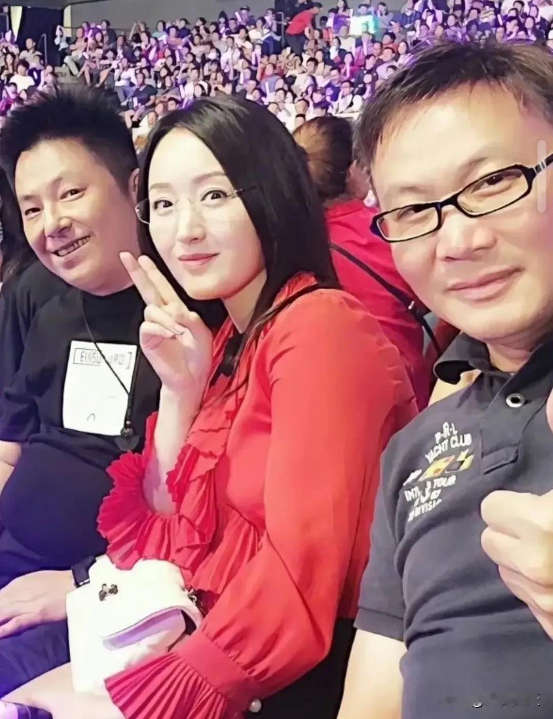 杨钰莹和两位男友人合照，54岁嫩如24岁，坚持未婚未育，保养年轻​