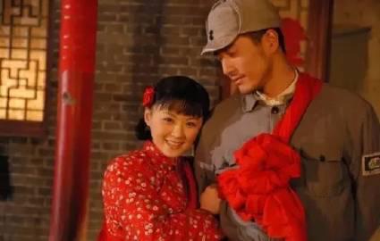 1933年，一对红军夫妻在执行任务时失散，女人受了重伤，54年后，她去菜市场买菜