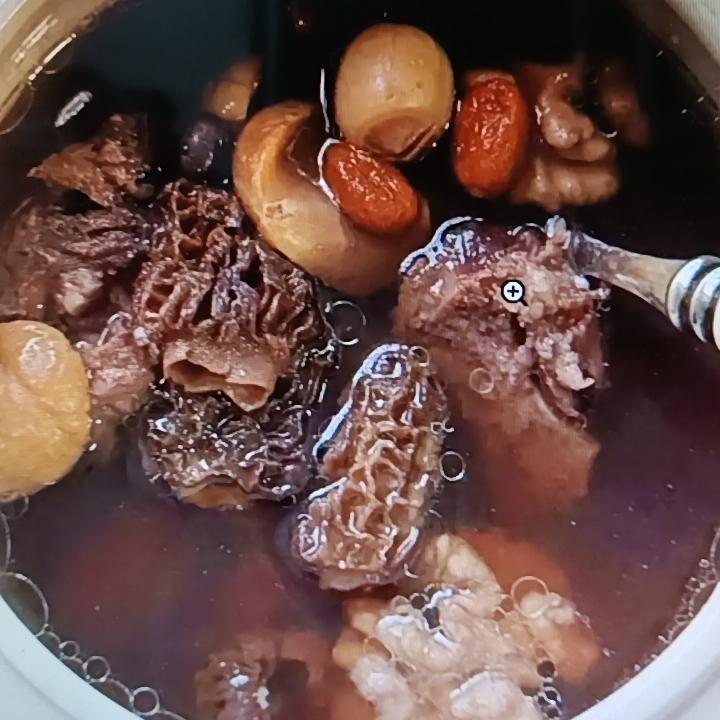 冬天到了，很多人手脚冰凉、头发脱落，这可能是肾虚在作祟。这时候就得靠“冬补王者”