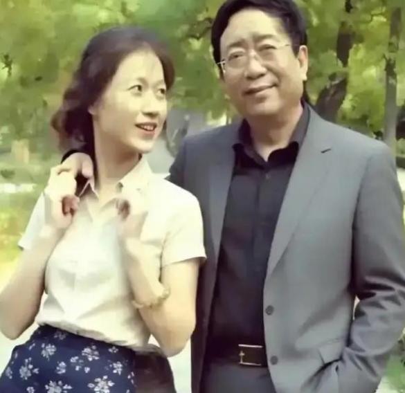 马兰当年男友车祸去世，余秋雨去帮忙料理后事，第一眼就被她素衣素颜的样子震住，回家