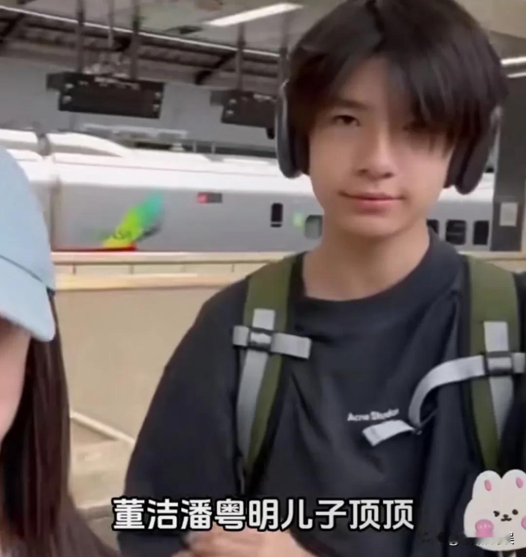 董洁和潘粤明的儿子顶顶，这是中了基因彩票吧！董洁和儿子顶顶现身大连，16岁的顶