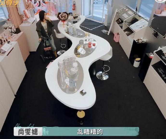 尚雯婕看着工作过的痕迹不舍尚雯婕看到尚雯婕的不舍，既心疼又感动～过往的