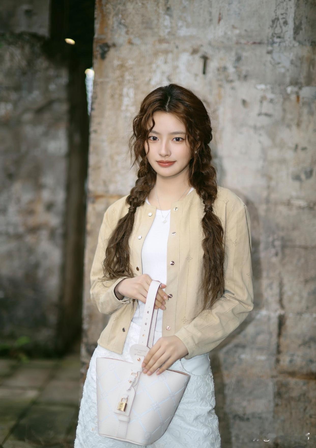 1.李小冉和徐佳宁不止是夫妻，更是紧密绑定的商业伙伴，只要没出现原则性大问题，两