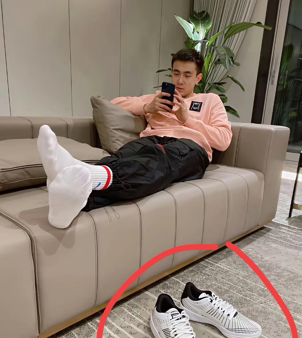 赵继伟穿的鞋子是什么牌子的？