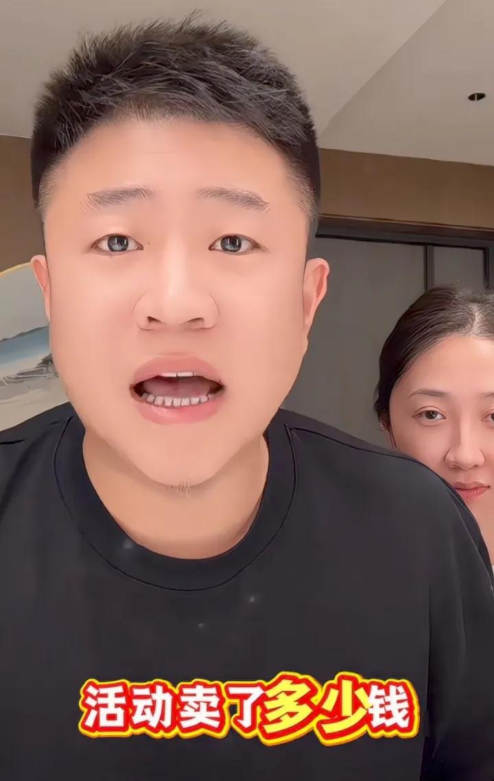 王亮心情大好，透露母亲温美玲生日会带货收入，可以解决换房问题了，一天带货纯利润1