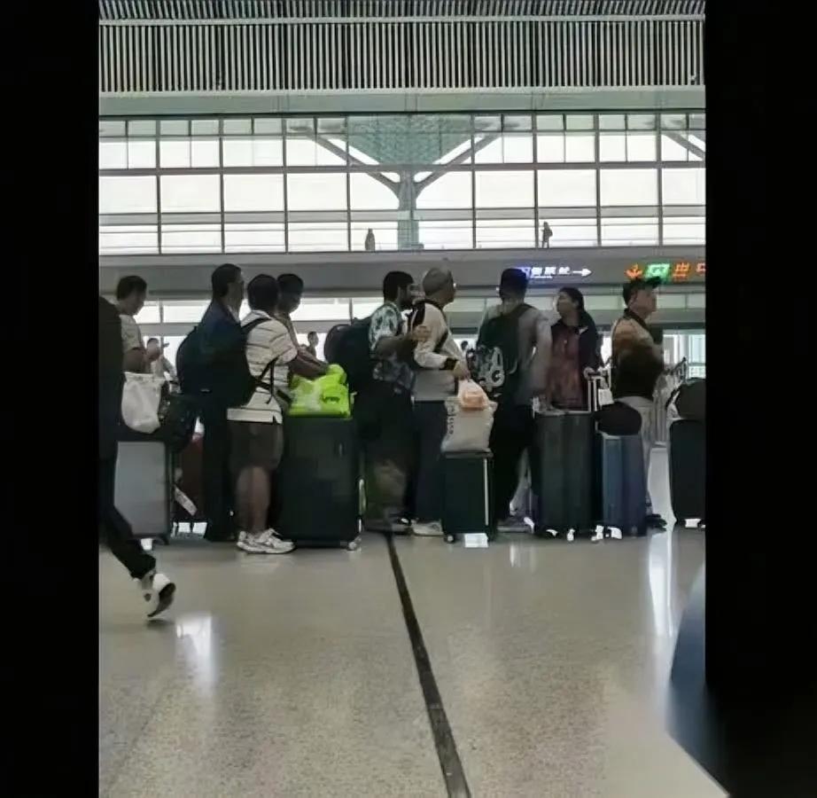 印度人也来了？广州地铁口突然多了咖喱味。别急，先别骂“天塌”，我蹲了三天