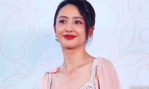 前两天有网友在三里屯偶遇佟丽娅随手拍了几张生图发上网。没有精修、没有滤镜、没有