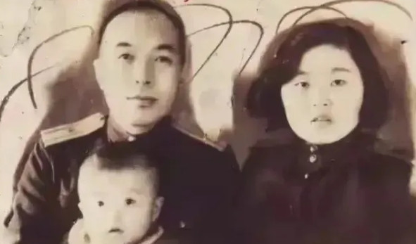 1941年冬，抗联总指挥李兆麟把还未满一岁的儿子遗弃在冰冷的山林之中。这个举动让