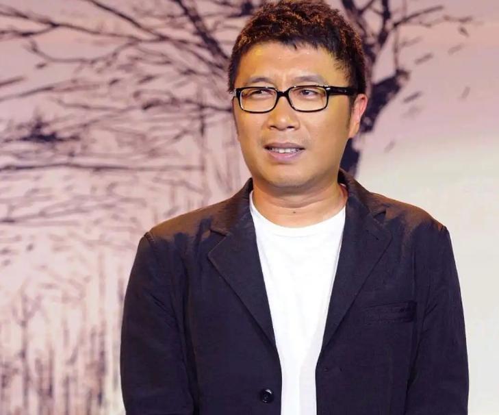 2004年那年，靠着《两只蝴蝶》狂揽2.4亿，庞龙的心态彻底飘了。有一回，他和刘