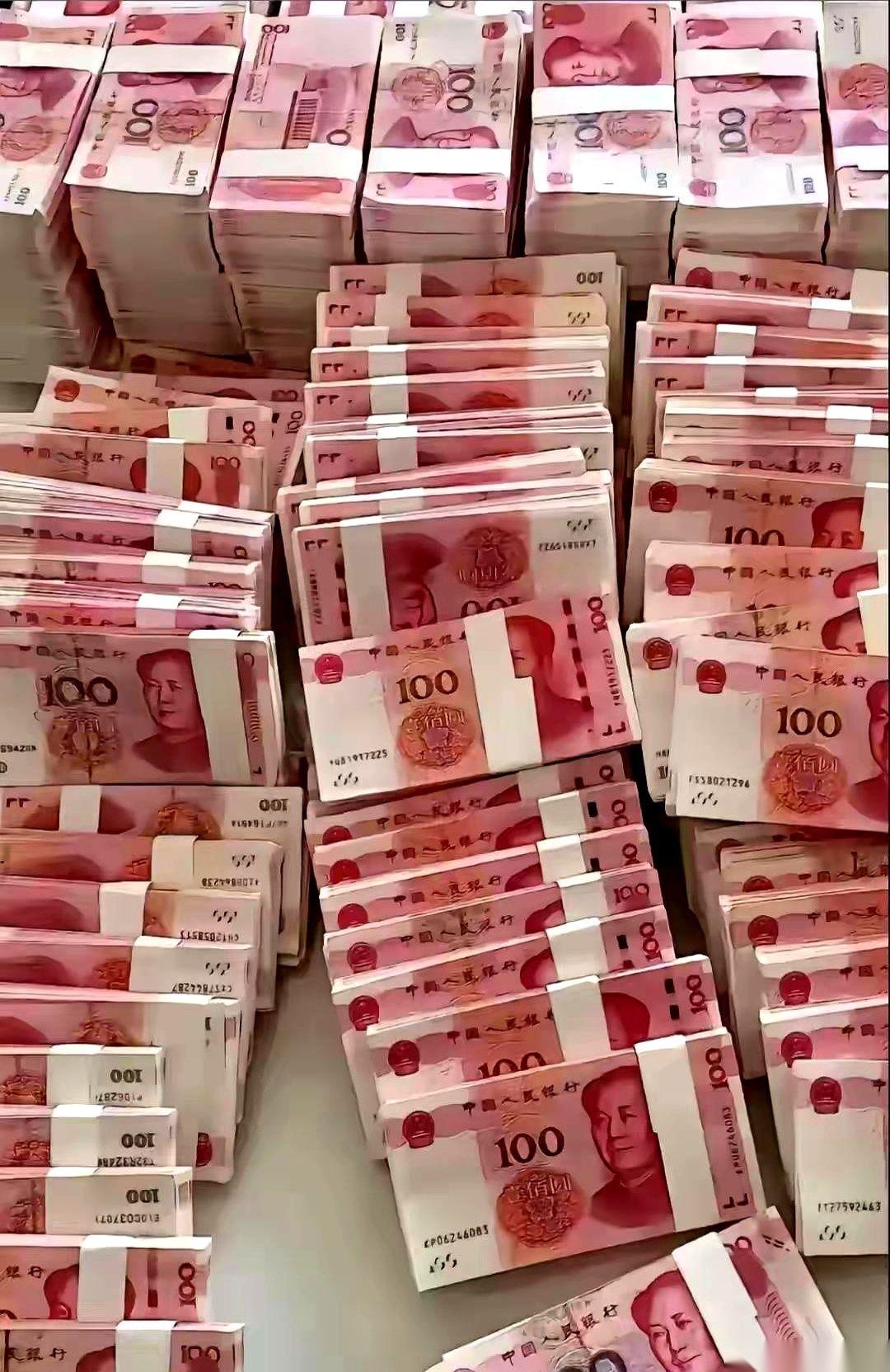 家里好不容易攒下十万八万，攥在手里，是不是感觉心跳都快了？先别急着冲进金店，也