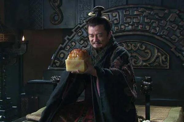 今日话题:袁术称帝后为何迅速败亡了???网友甲:东汉的军制决定了,在前三国时