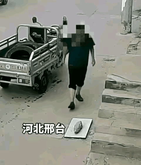 他拿走的不是一块板，是他的福报，这块板拿走了，祸虽未至，福已远离。男子骑着电动