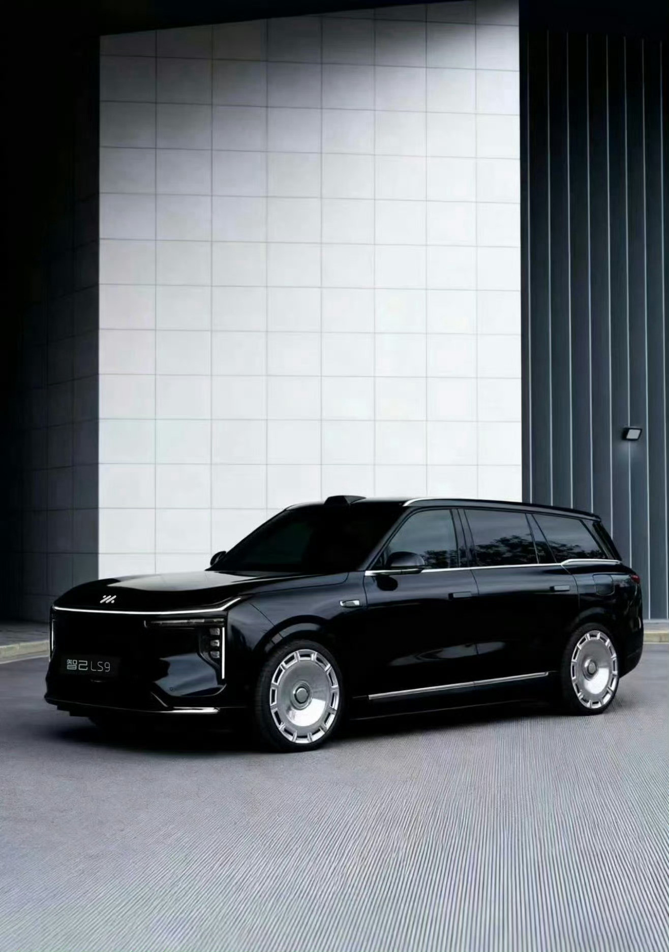 LS9这个色不错,黑色依然是大车最稳的色彩,空悬降到最低姿态看着相当协调,后天去