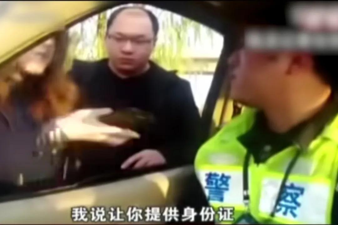 山西，女子上高速未系安全带，被交警拦下后指出错误，并准备进行罚款处理，交警要求女