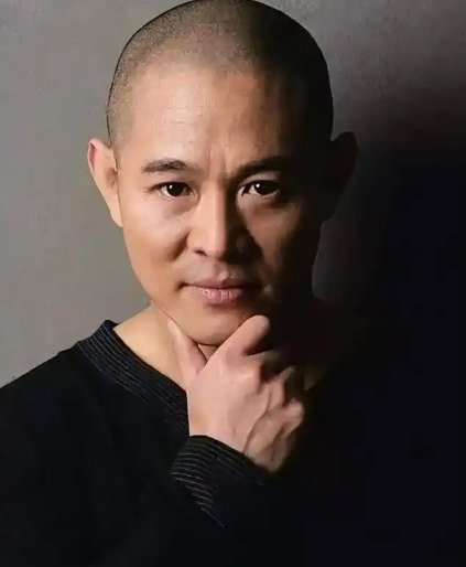 李连杰商业成绩远不如成龙，香港时期就不提了，成龙一骑绝尘就说好莱坞成绩。成龙