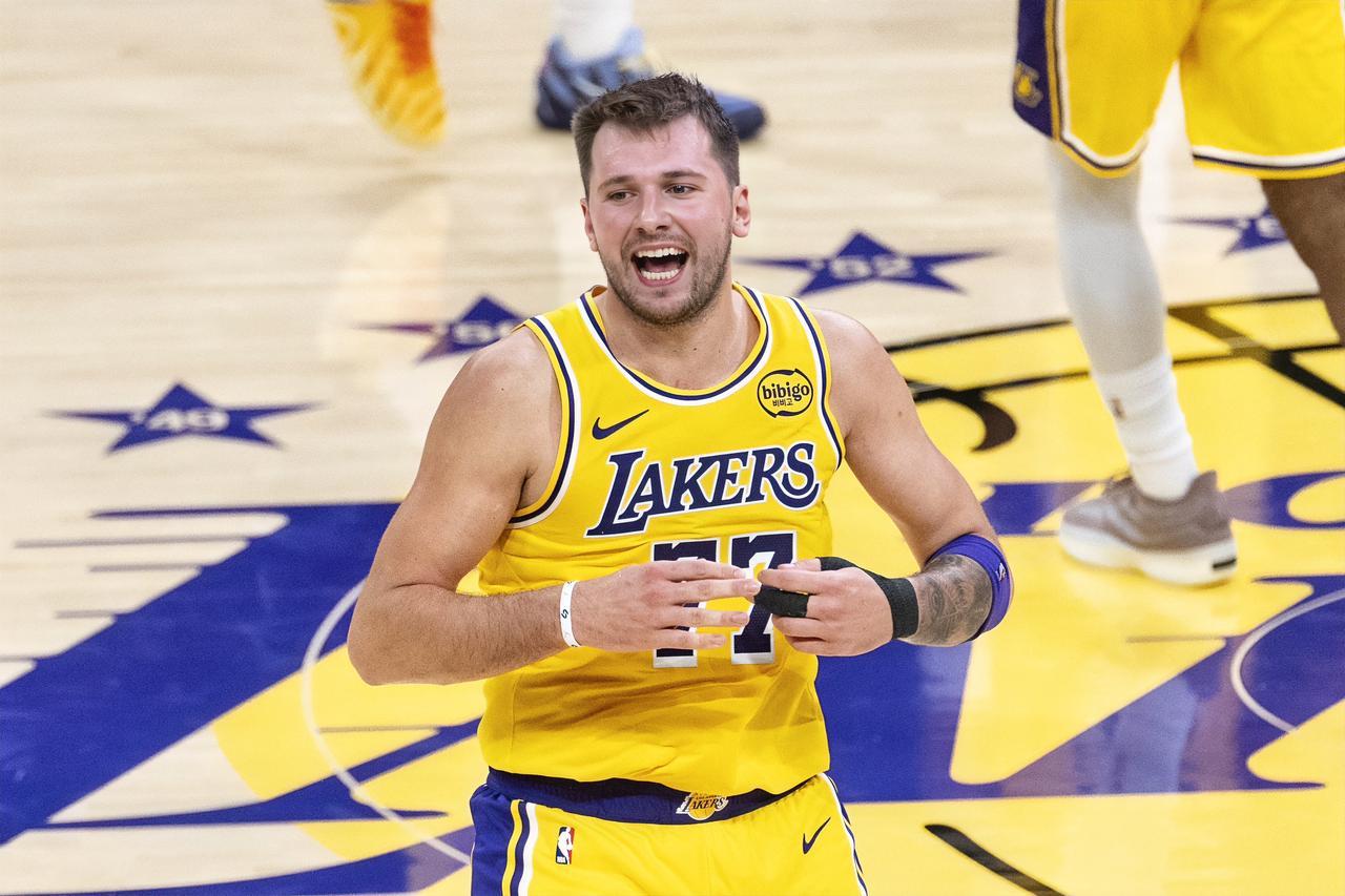 东契奇：小里说你可以场均40+，你信吗？？里夫斯：大当家复出了，你打得畏首畏尾