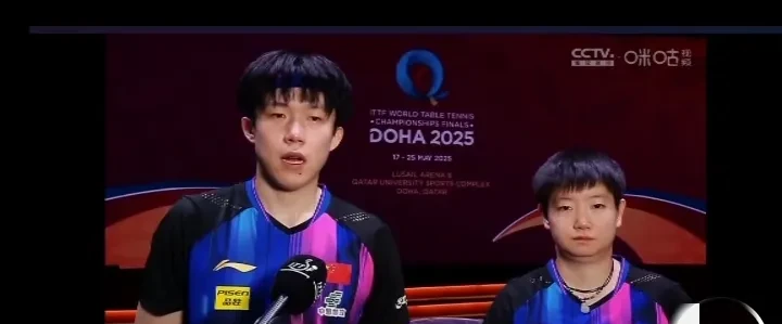 今天莎头混双顺利杀进决赛，结果赛后采访的时候，怎么看这俩小孩儿有点不开心呢？打完