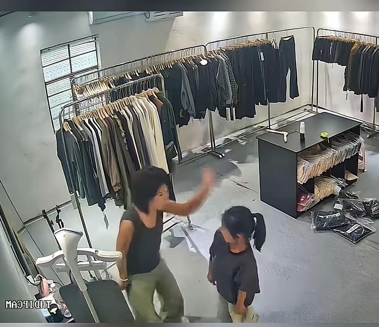 万万没想到！江苏，女子把揍女儿的监控画面发到网上，网友却说揍的好！女子：“成绩差