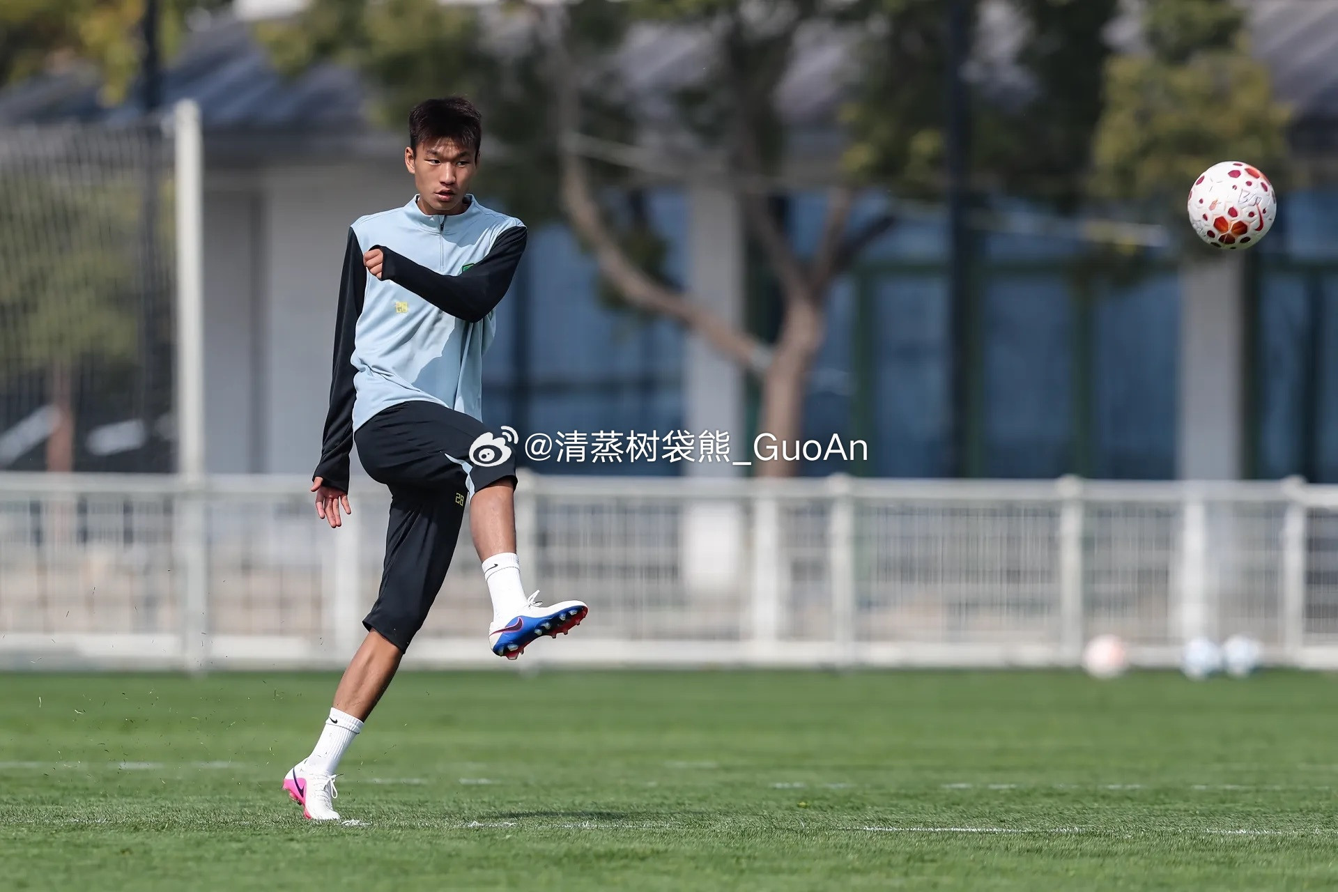 据德转：国安球员李睿跃将在本赛季租借效力中甲球队佛山南狮。上赛季李睿跃出场机会不