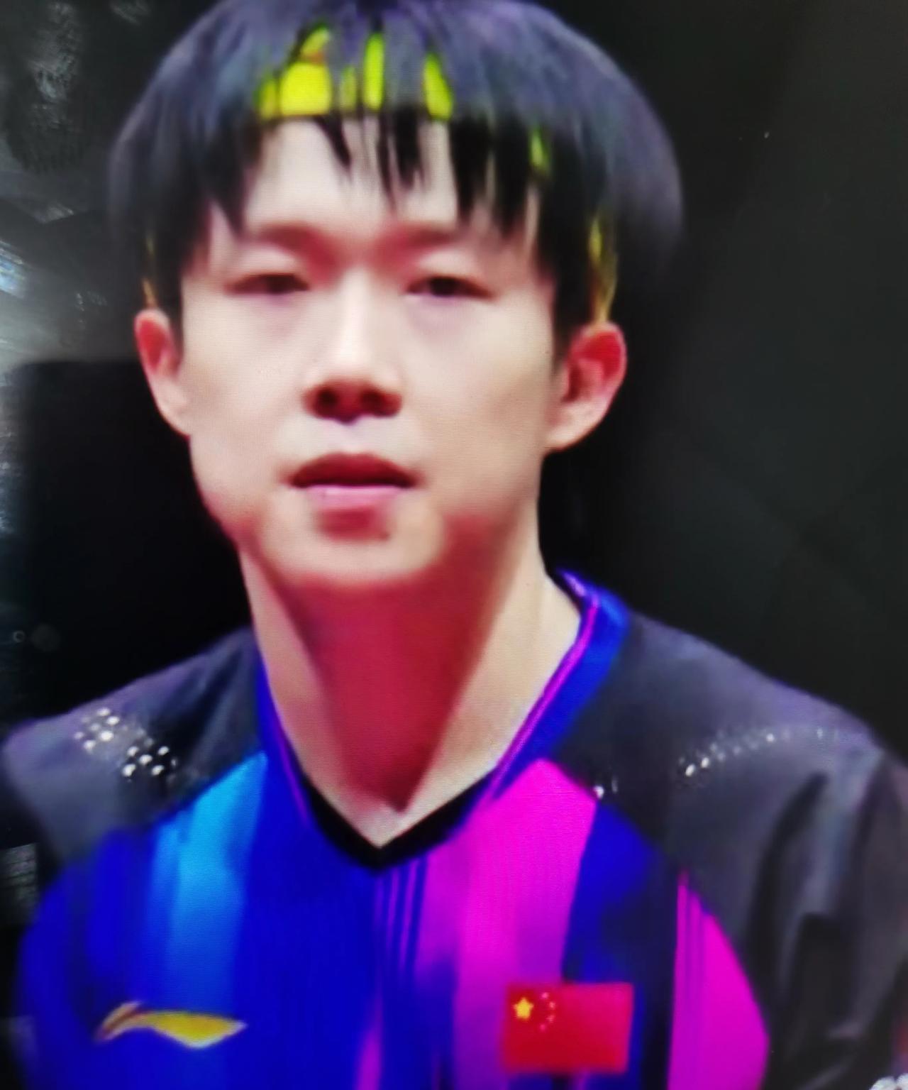 完胜晋级！在今天晚上刚刚结束的多哈世乒赛男单四分之一决赛中，25岁世界排名第二的
